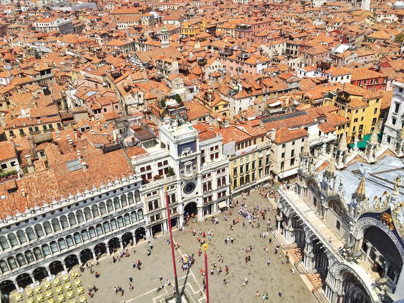 Born by water, beautiful by water -- a romantic 5-day self-help tour of Venice / take you hiking through the corners of Venice 