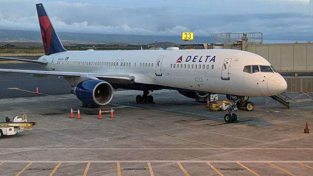 WATCH: Delta Flight Attendants Overpower Disturbed Man